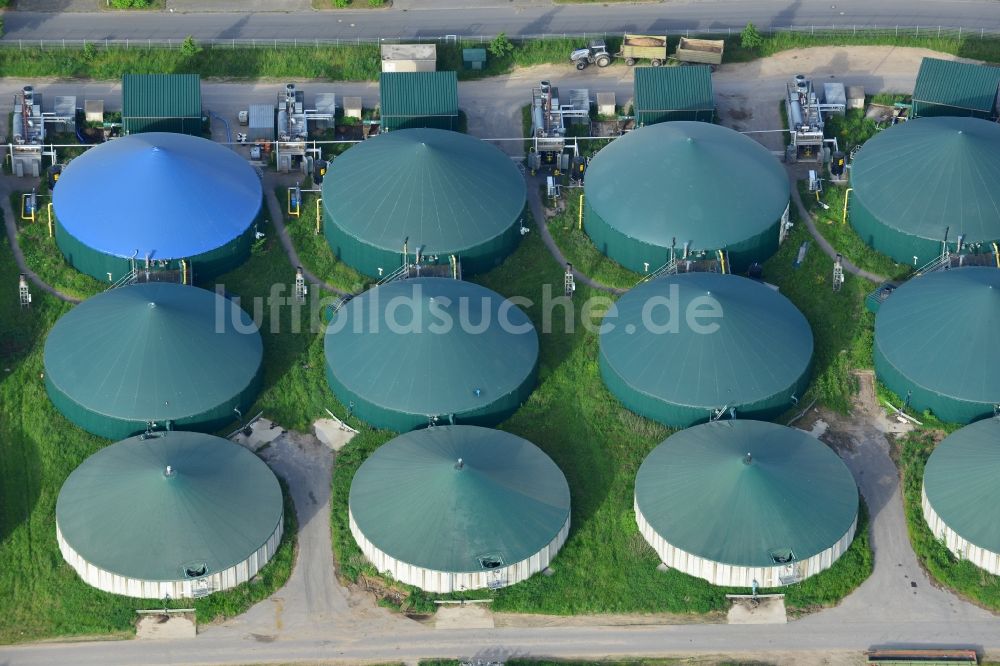 Luftaufnahme Gerdshagen - Biogasspeicher- Behälter im Biogaspark in Gerdshagen im Bundesland Brandenburg