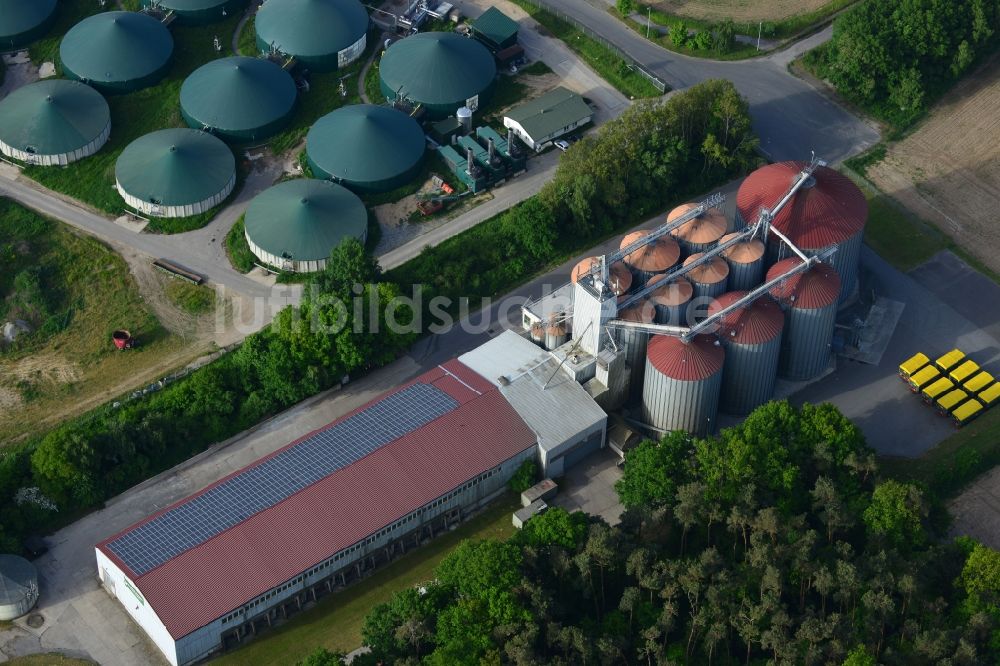 Luftaufnahme Gerdshagen - Biogasspeicher- Behälter im Biogaspark in Gerdshagen im Bundesland Brandenburg