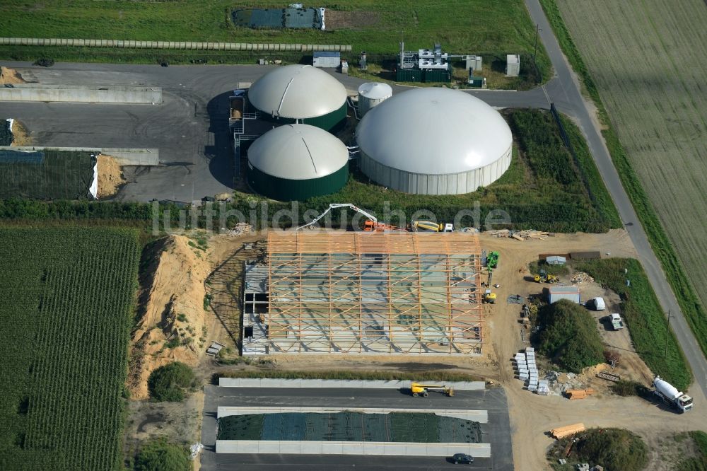 Kleinburgwedel aus der Vogelperspektive: Biogasspeicher- Behälter im Biogaspark in Kleinburgwedel im Bundesland Niedersachsen