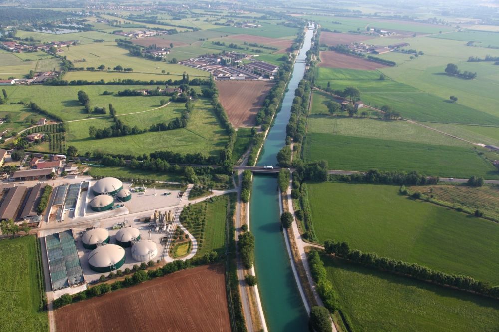 Marmirolo aus der Vogelperspektive: Biogasspeicher- Behälter im Biogaspark in Marmirolo in der Lombardei, Italien