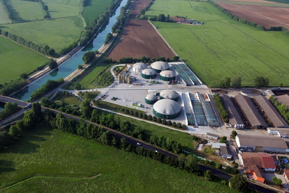 Luftbild Marmirolo - Biogasspeicher- Behälter im Biogaspark in Marmirolo in der Lombardei, Italien