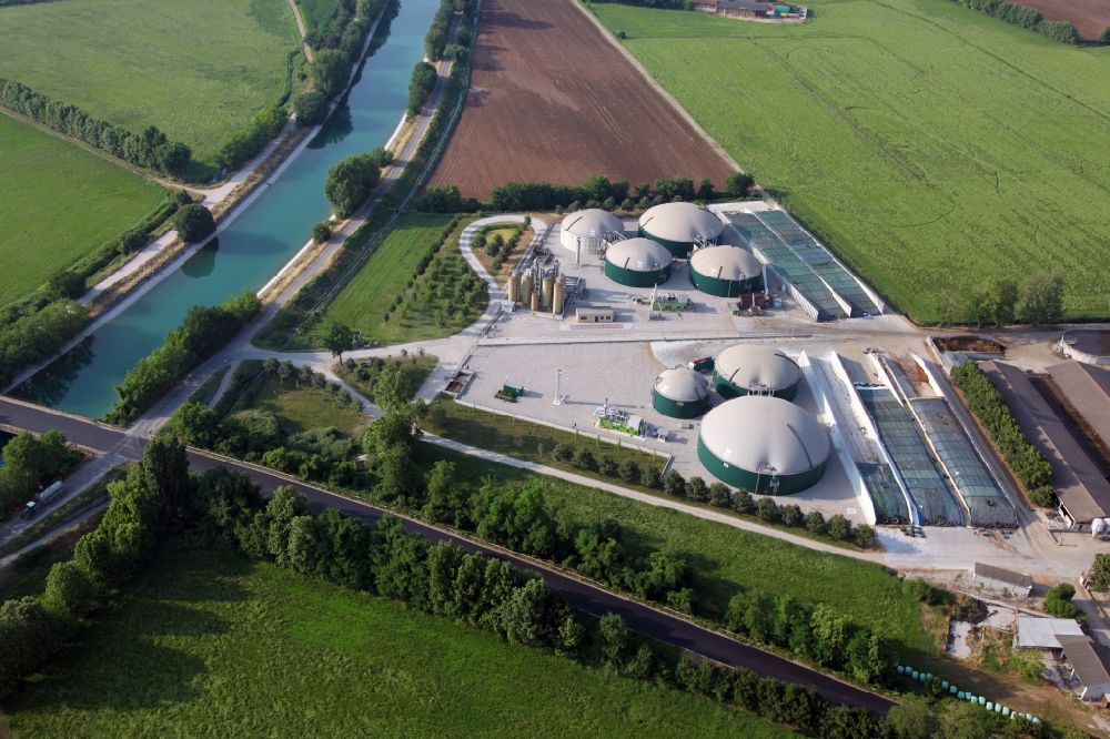 Luftaufnahme Marmirolo - Biogasspeicher- Behälter im Biogaspark in Marmirolo in der Lombardei, Italien