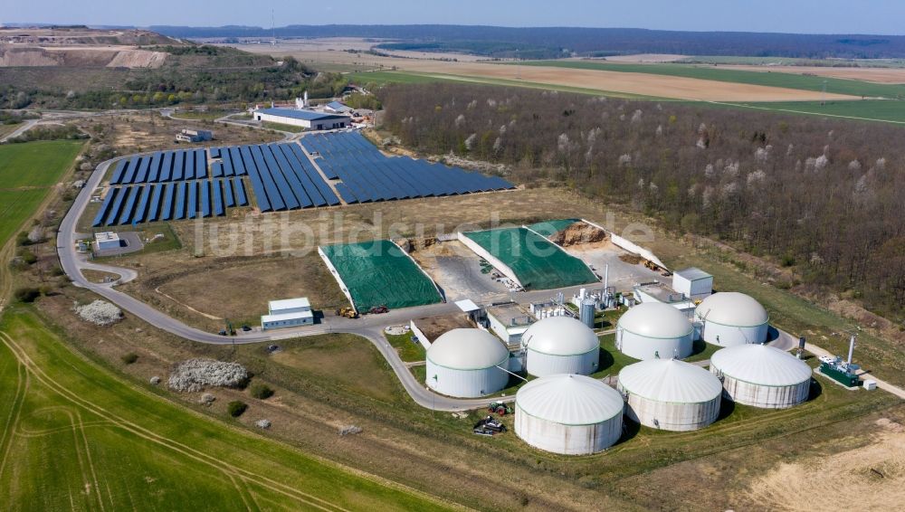 Menteroda von oben - Biogasspeicher- Behälter im Biogaspark in Menteroda im Bundesland Thüringen, Deutschland