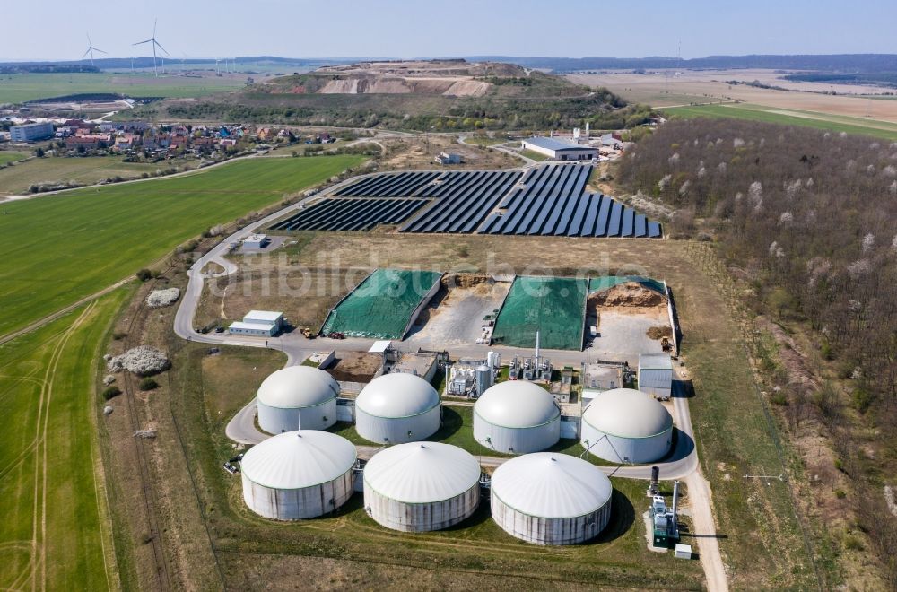 Menteroda aus der Vogelperspektive: Biogasspeicher- Behälter im Biogaspark in Menteroda im Bundesland Thüringen, Deutschland
