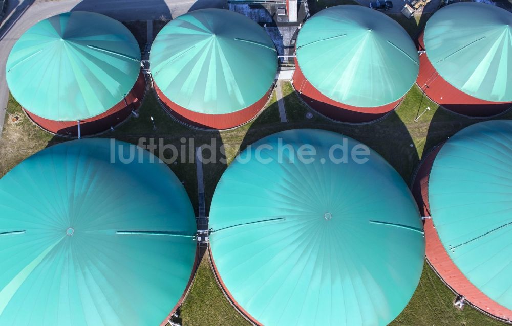 Neukammer aus der Vogelperspektive: Biogasspeicher- Behälter im Biogaspark in Neukammer im Bundesland Brandenburg, Deutschland