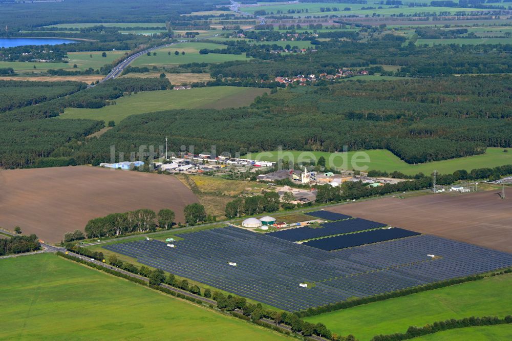 Luftaufnahme Brenz - Biogasspeicher- Behälter im Biogaspark und Solarfeld in Brenz im Bundesland Mecklenburg-Vorpommern, Deutschland