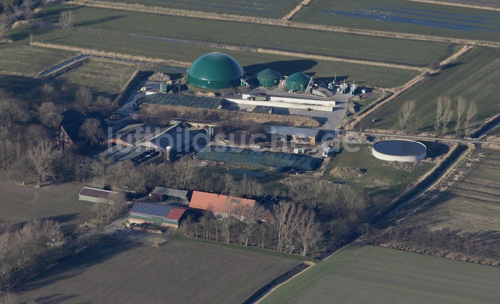 Wurster Nordseeküste aus der Vogelperspektive: Biogasspeicher- Behälter in Wremen in Wurster Nordseeküste im Bundesland Niedersachsen