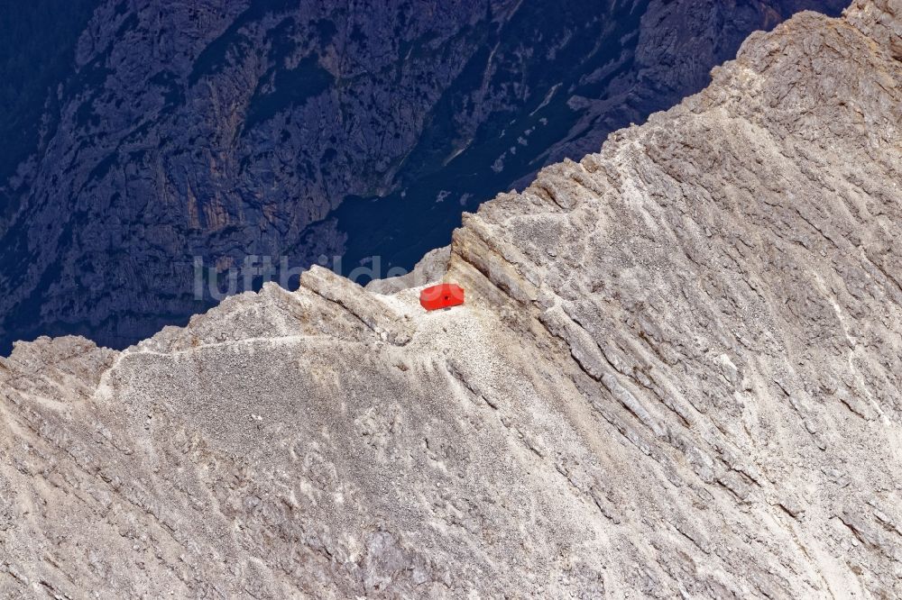 Luftaufnahme Grainau - Biwakschachtel Jubiläumsgrathütte in der Felsen- und Berglandschaft des Wettersteingebirges bei Garmisch-Partenkirchen im Bundesland Bayern