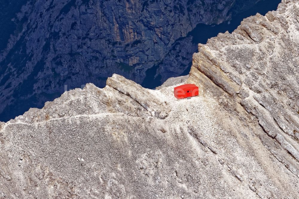 Grainau von oben - Biwakschachtel Jubiläumsgrathütte in der Felsen- und Berglandschaft des Wettersteingebirges bei Garmisch-Partenkirchen im Bundesland Bayern