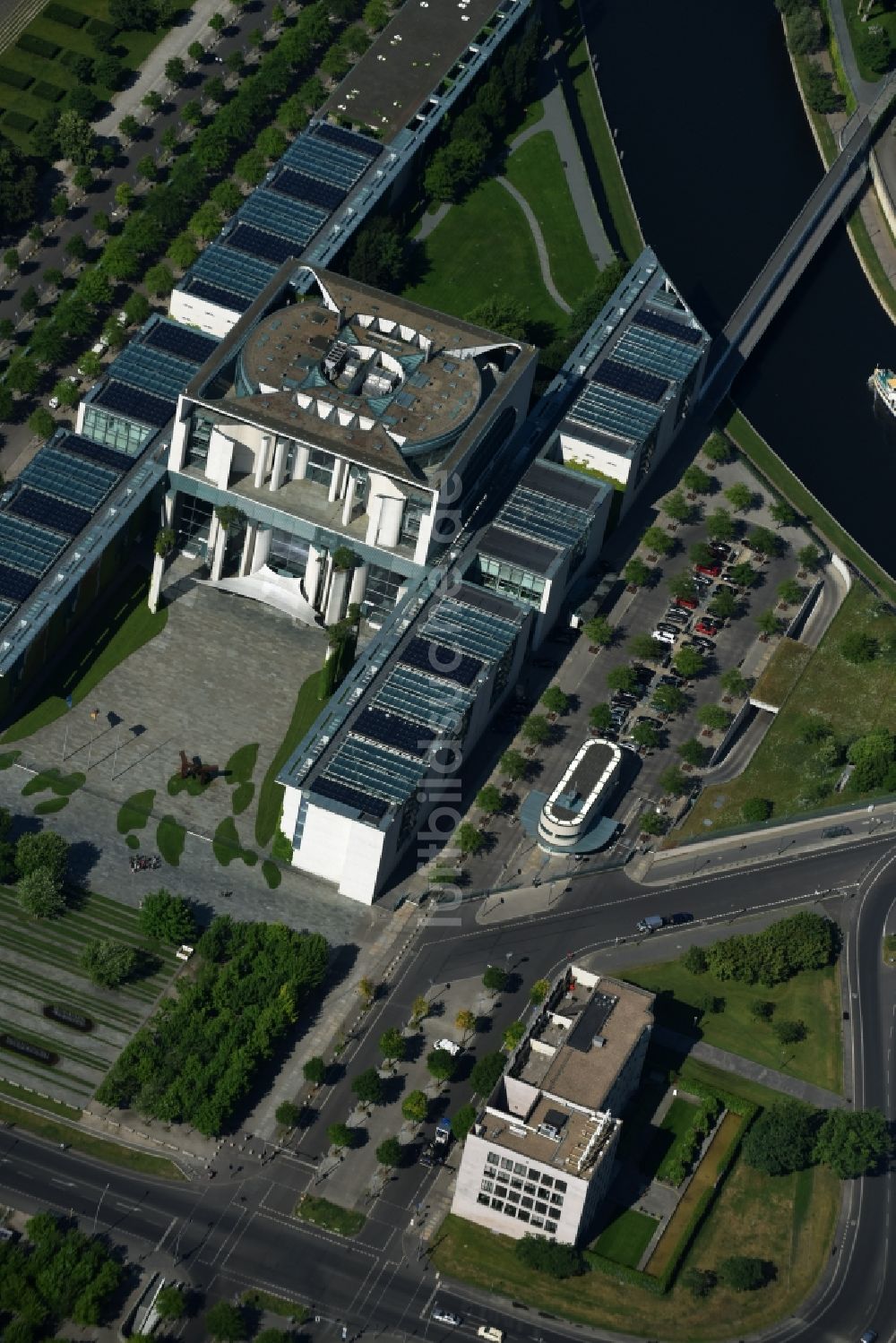 Luftaufnahme Berlin - BKA Bundeskanzleramt gegenüber dem Haus der Schweizer Botschaft im Regierungsviertel am Ufer der Spree am Spreebogen in Berlin Tiergarten