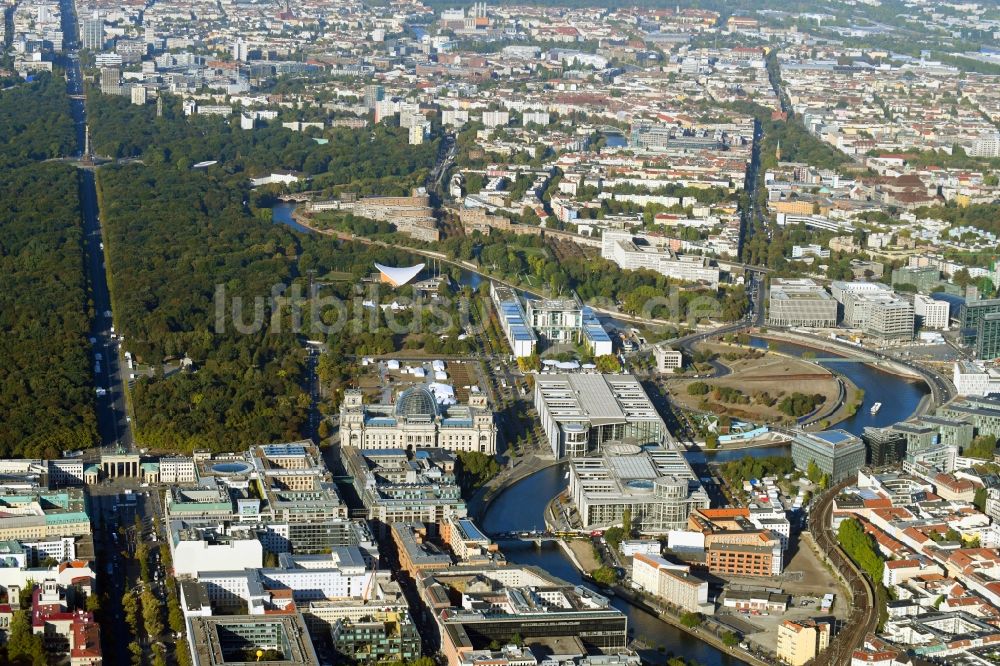 Berlin aus der Vogelperspektive: BKA Bundeskanzleramt im Regierungsviertel am Ufer der Spree am Spreebogen in Berlin Tiergarten