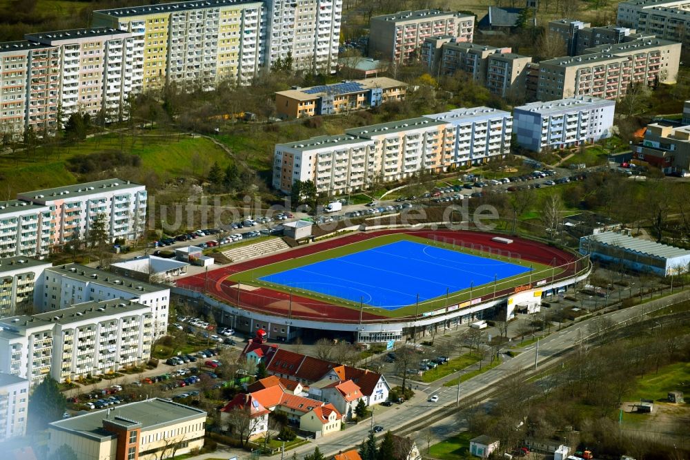 Luftbild Erfurt - Blau- farbiger Hockeyplatz- der Sportanlage Sportdach Kaufland an der Stielerstraße in Erfurt im Bundesland Thüringen, Deutschland