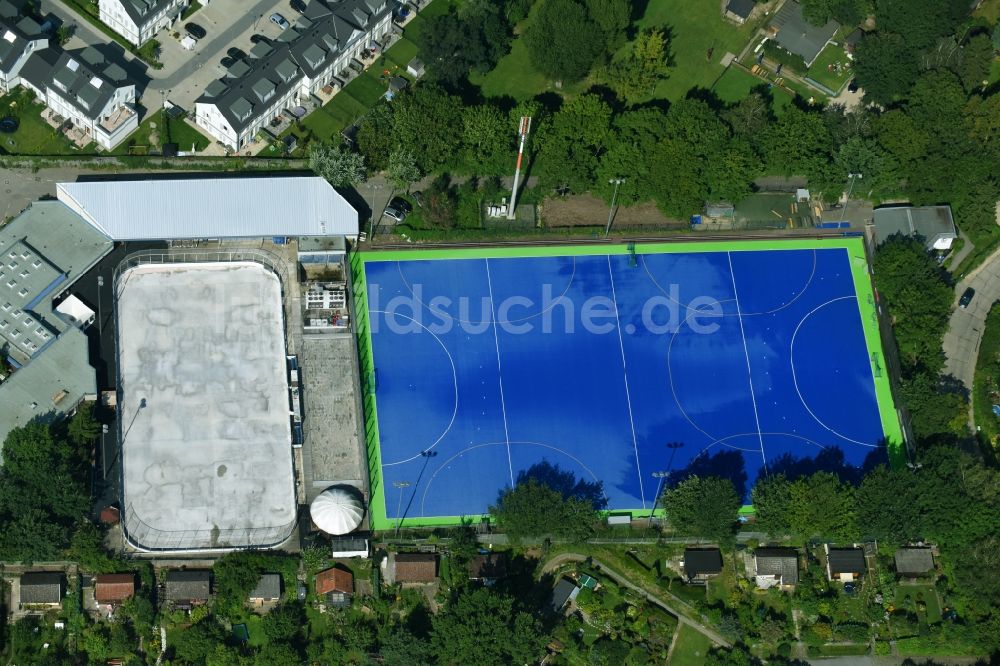 Luftaufnahme Berlin - Blau- farbiger Hockeyplatz- Sportanlage TuS Lichterfelde Hockey e.V. am Edenkobener Weg im Ortsteil Lichterfelde in Berlin, Deutschland