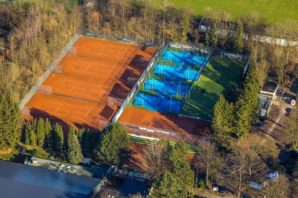 Bochum aus der Vogelperspektive: Blau- farbiger Tennisplatz- Sportanlage in Bochum im Bundesland Nordrhein-Westfalen, Deutschland