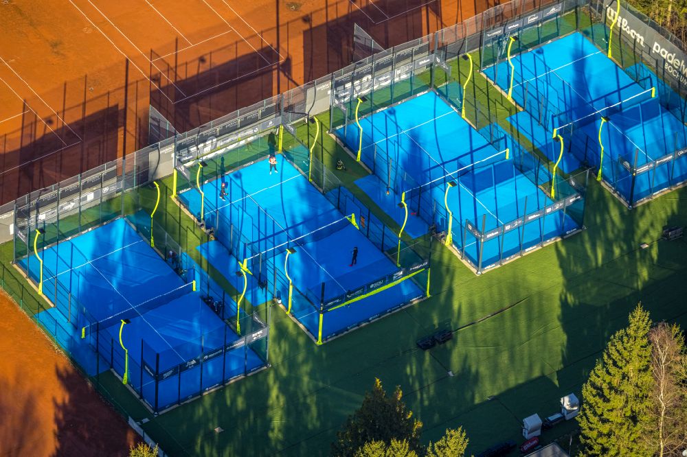 Luftbild Bochum - Blau- farbiger Tennisplatz- Sportanlage in Bochum im Bundesland Nordrhein-Westfalen, Deutschland