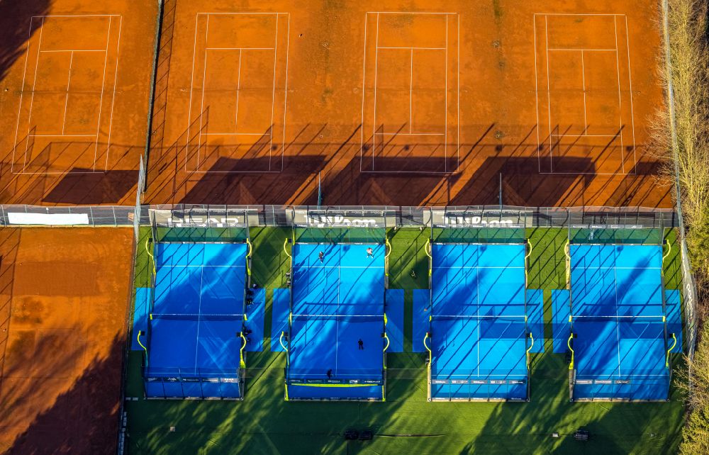 Bochum von oben - Blau- farbiger Tennisplatz- Sportanlage in Bochum im Bundesland Nordrhein-Westfalen, Deutschland