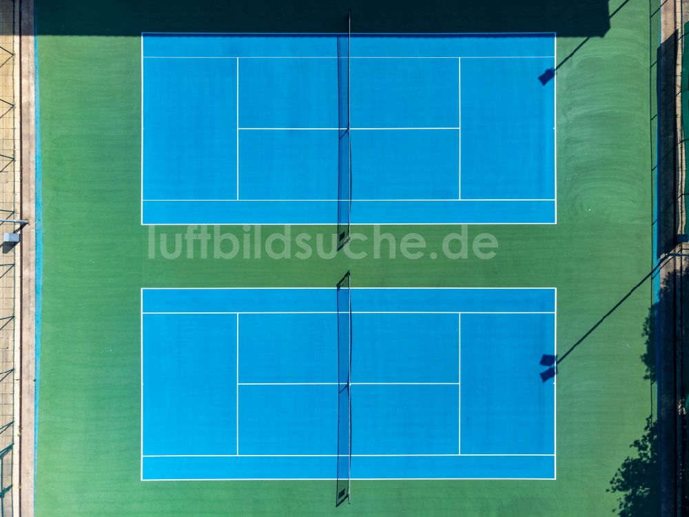 Luftaufnahme Gloucester - Blau- farbiger Tennisplatz- Sportanlage in Gloucester in England, Vereinigtes Königreich