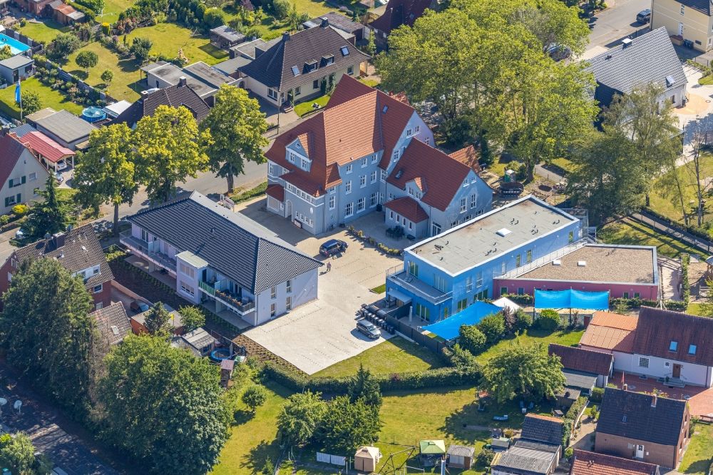 Hamm von oben - Blau gestrichenes Wohnhaus am Bockelweg im Stadtteil Heessen in Hamm im Bundesland Nordrhein-Westfalen