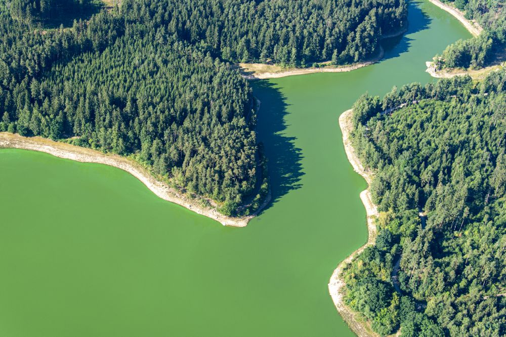 Plößberg aus der Vogelperspektive: Blaualgen Talsperre - Staudamm und Stausee in Plößberg im Bundesland Bayern, Deutschland