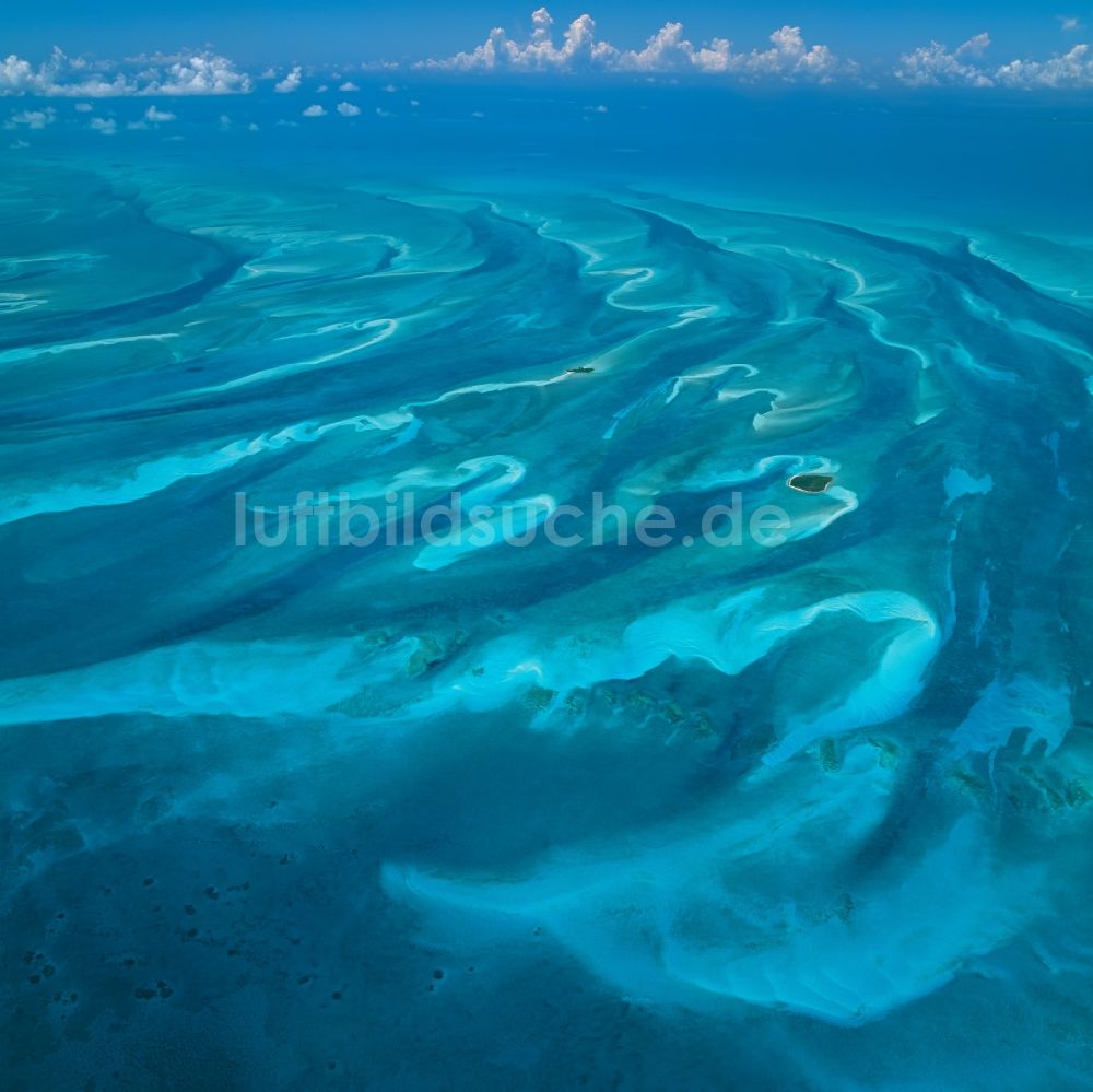Eleuthera von oben - Blaue Sandbank- Landfläche durch Strömungen unter der Meeres- Wasseroberfläche nahe der Bahamas-Insel in Eleuthera in South Eleuthera, Bahamas