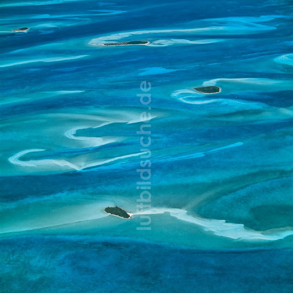 Eleuthera aus der Vogelperspektive: Blaue Sandbank- Landfläche durch Strömungen unter der Meeres- Wasseroberfläche nahe der Bahamas-Insel in Eleuthera in South Eleuthera, Bahamas