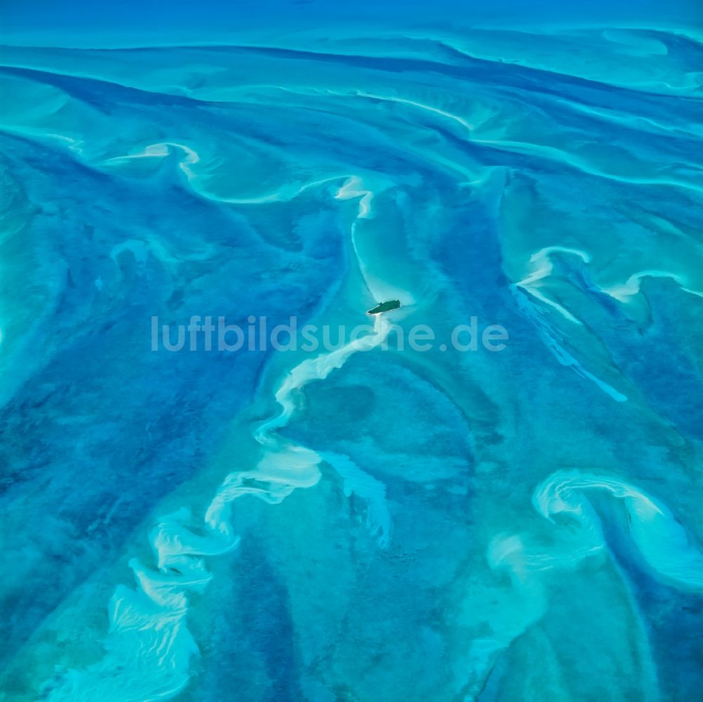 Luftbild Eleuthera - Blaue Sandbank- Landfläche durch Strömungen unter der Meeres- Wasseroberfläche nahe der Bahamas-Insel in Eleuthera in South Eleuthera, Bahamas