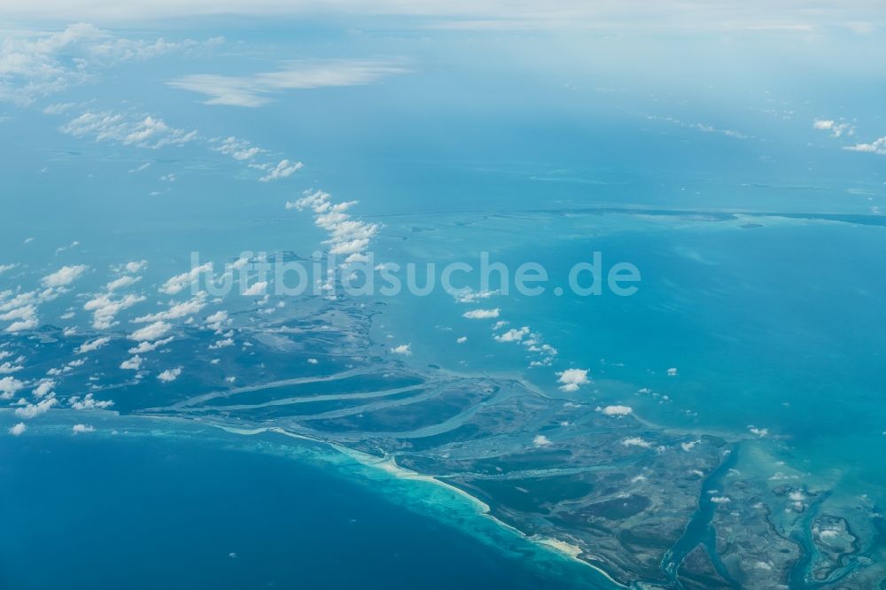 Grand Bahama aus der Vogelperspektive: Blaue Sandbank- Landfläche durch Strömungen unter der Meeres- Wasseroberfläche nahe der Bahamas-Insel in Eleuthera in South Eleuthera, Bahamas