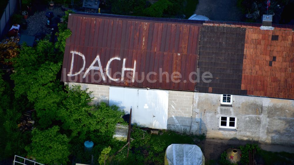 Sankt Katharinen von oben - Blechdach mit der Aufschrift Dach in Sankt Katharinen im Bundesland Rheinland-Pfalz, Deutschland
