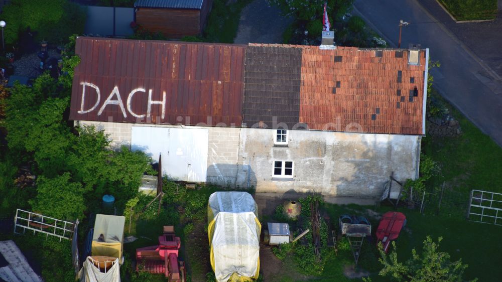 Luftbild Sankt Katharinen - Blechdach mit der Aufschrift Dach in Sankt Katharinen im Bundesland Rheinland-Pfalz, Deutschland