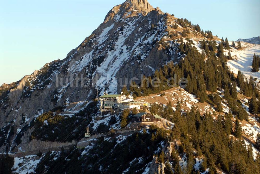 Hohenschwangau von oben - Blick auf die Alpengaststätte zwischen dem Alpeles Kopf und dem Pilgerschrofen-Gletscher am Alpenrand bei Hohenschwangau