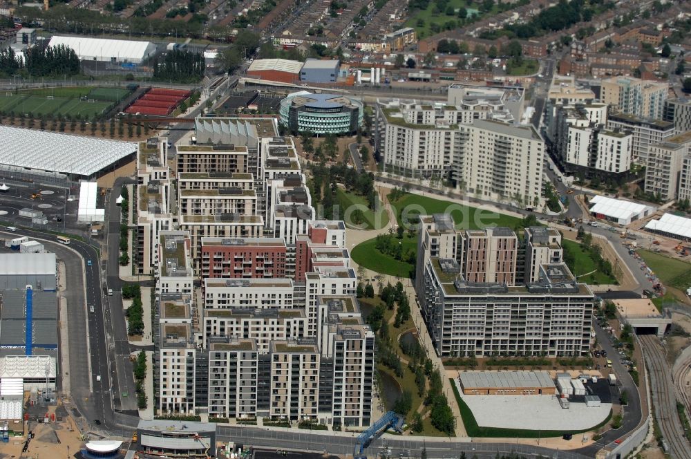 Luftbild London - Blick auf Appartementhäuserdes Olympischen Dorfs am Victory Park im Stadtbezirk Stratford in London in der Grafschaft Greater London in Großbritannien