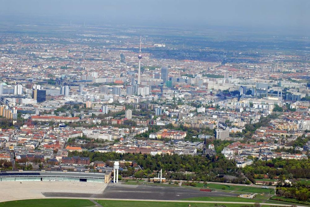 Berlin Tempelhof aus der Vogelperspektive: Blick auf das Areal des Cityflughafens Berlin Tempelhof