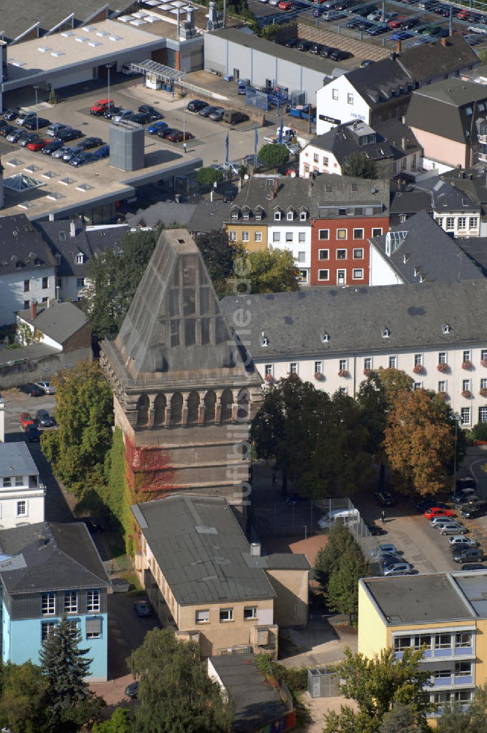 Trier aus der Vogelperspektive: Blick auf den Augustinerhof mit dem unvollendeten Hochbunker in Trier