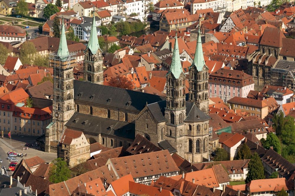 Luftaufnahme Bamberg - Blick auf den Bamberger Dom St. Peter und St. Georg im Bundesland Bayern