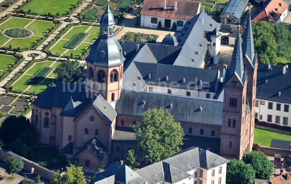 Luftaufnahme Seligenstadt - Blick auf die Basilika St. Marcellinus und Petrus in Seligenstadt in Hessen