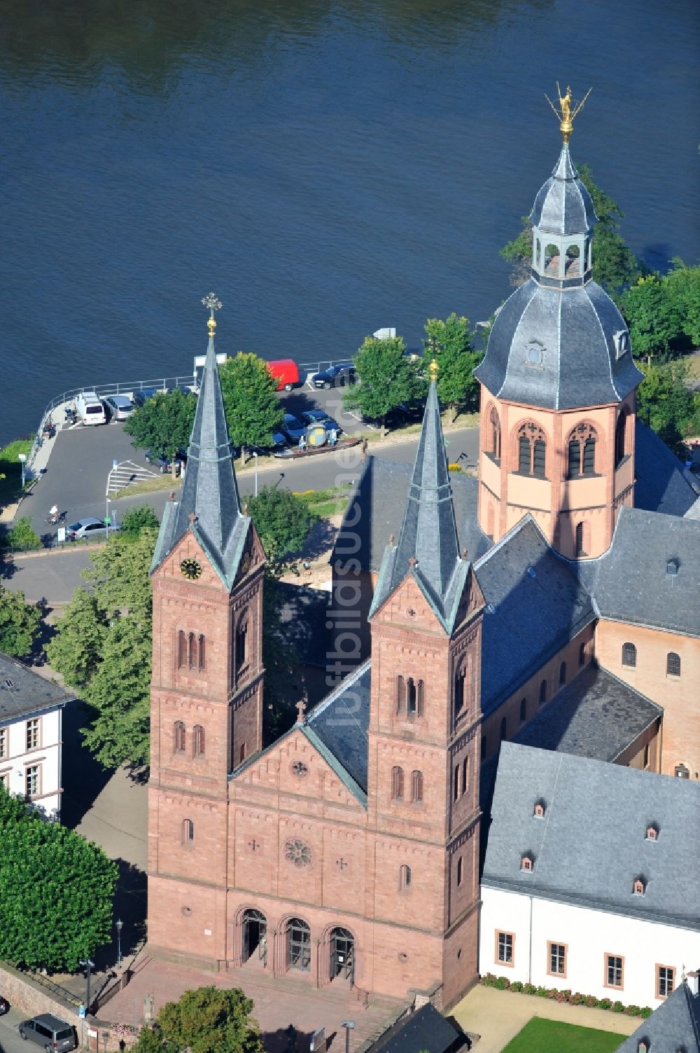 Seligenstadt von oben - Blick auf die Basilika St. Marcellinus und Petrus in Seligenstadt in Hessen