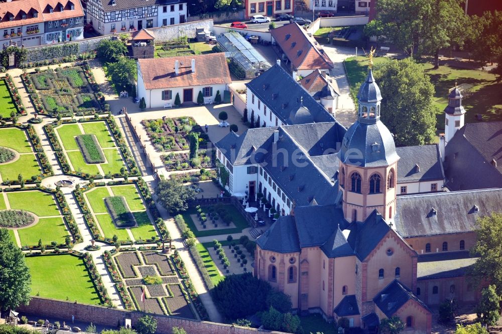Seligenstadt aus der Vogelperspektive: Blick auf die Basilika St. Marcellinus und Petrus in Seligenstadt in Hessen