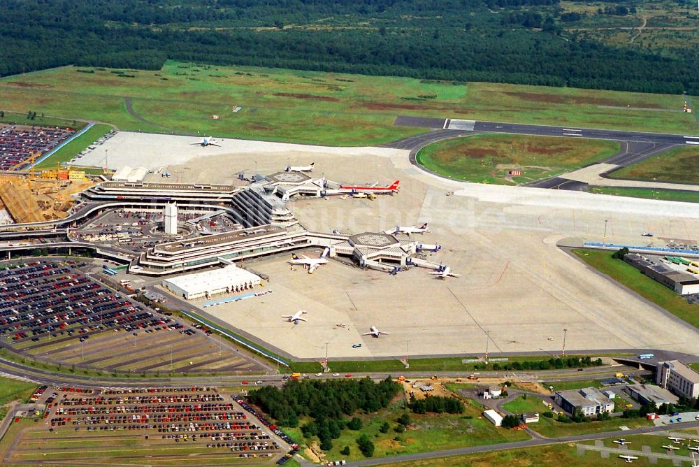 Luftbild Köln - Blick auf das Baugeschehen zur Errichtung des Terminal 2 am Flughafen Köln - Bonn Konrad Adenauer in Köln - Grengel im Bundesland Nordrhein-Westfalen. Nach drei Jahre dauernden Bauarbeiten an dem Erweiterungs- Projekt wurde der Terminal im im Septembe