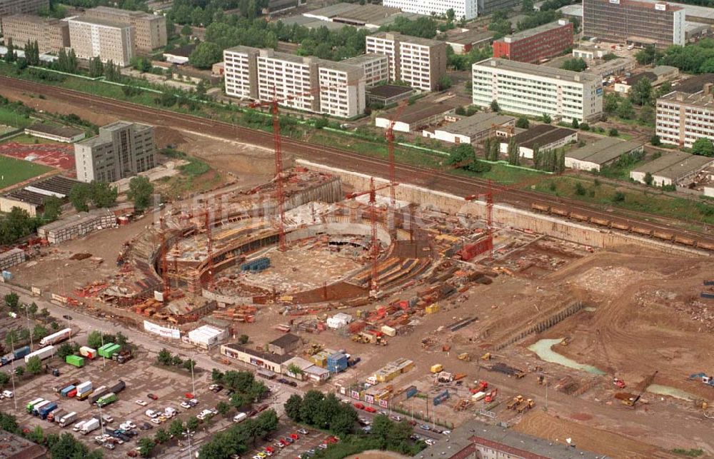 Luftaufnahme Berlin - Blick auf die Baustelle zur Errichtung des Velodrom an der Landsberger Allee durch die OSB Sportstättenbauten GmbH