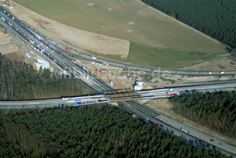 Luftaufnahme Saarmund - Blick auf das bei laufendem Verkehr im Umbau befindliche Autobahnkreuz bei Saarmund an der Bundesautobahn A 115 / Berliner Ring