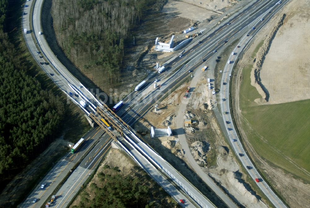 Luftbild Saarmund - Blick auf das bei laufendem Verkehr im Umbau befindliche Autobahnkreuz bei Saarmund an der Bundesautobahn A 115 / Berliner Ring
