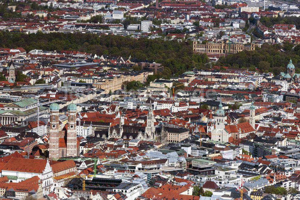 München von oben - Blick über den Altstadtbereich und Innenstadtzentrum in München im Bundesland Bayern, Deutschland