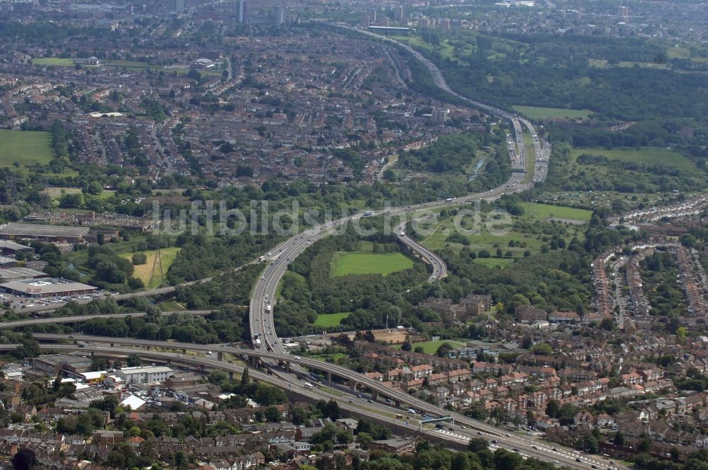 London aus der Vogelperspektive: Blick über die Bundesstraße A406 North Circular Road in die Innenstadt von London in im Stadtbezirk Woodford in London in der Grafschaft Greater London in Großbritannien