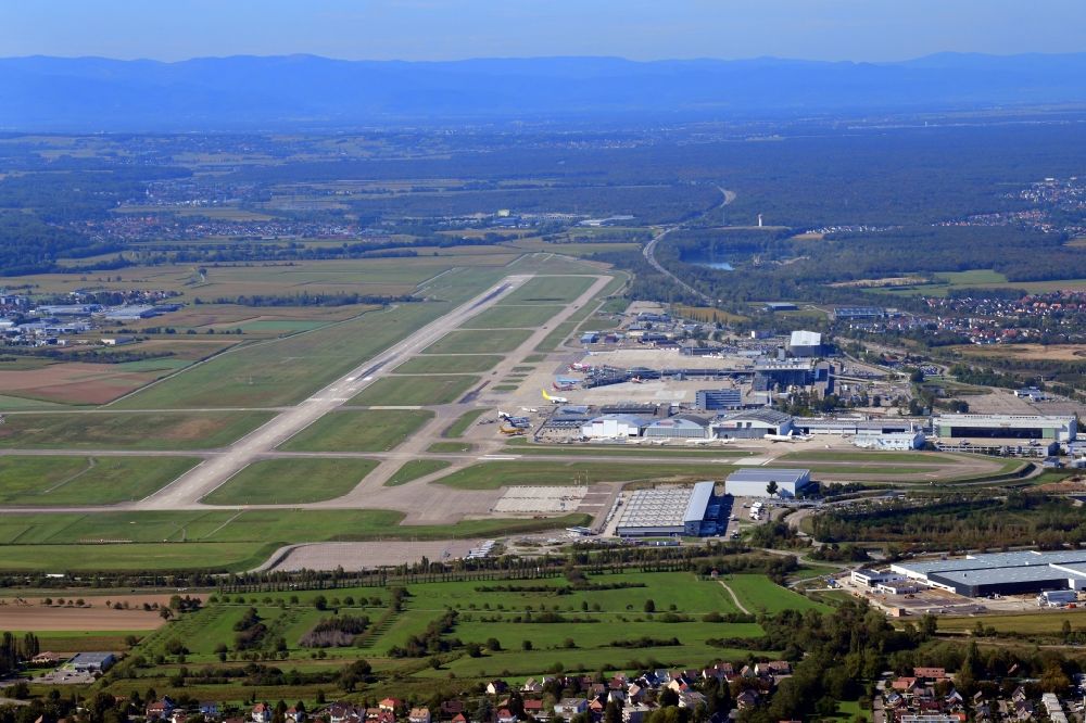 Luftbild Saint-Louis - Blick über den Flughafen Euroairport Basel-Mulhouse-Freiburg in Saint-Louis in Grand Est, Elsass, Frankreich