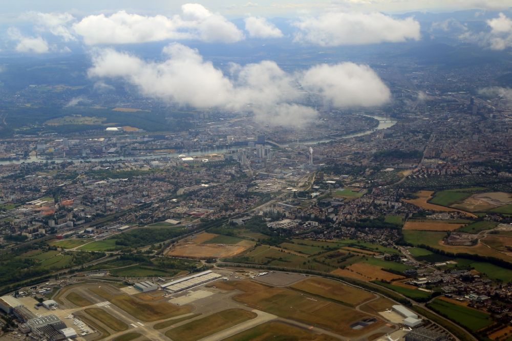 Saint-Louis aus der Vogelperspektive: Blick über den Flughafen Euroairport Basel-Mulhouse-Freiburg in Saint-Louis in Grand Est, Frankreich nach Basel, Schweiz