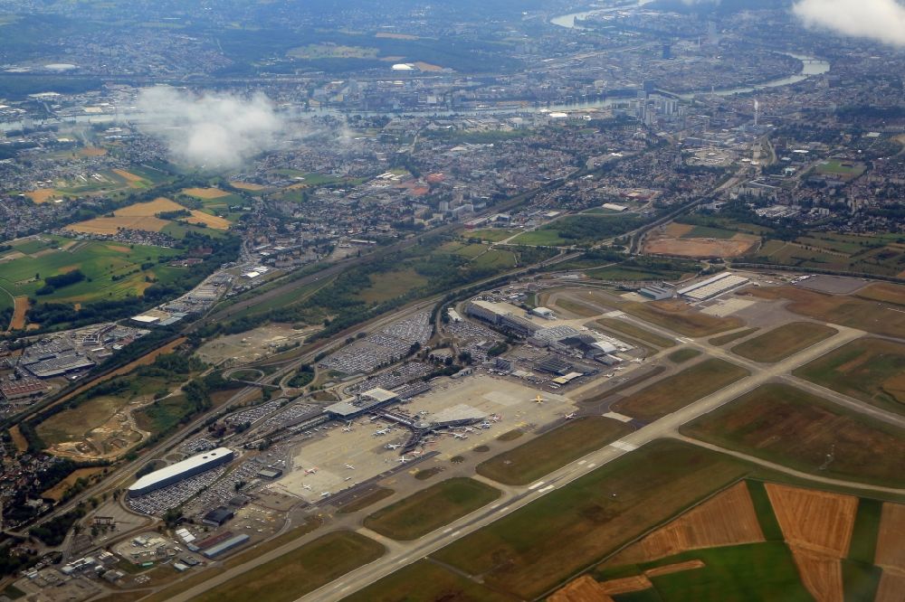 Luftbild Saint-Louis - Blick über den Flughafen Euroairport Basel-Mulhouse-Freiburg in Saint-Louis in Grand Est, Frankreich nach Basel, Schweiz