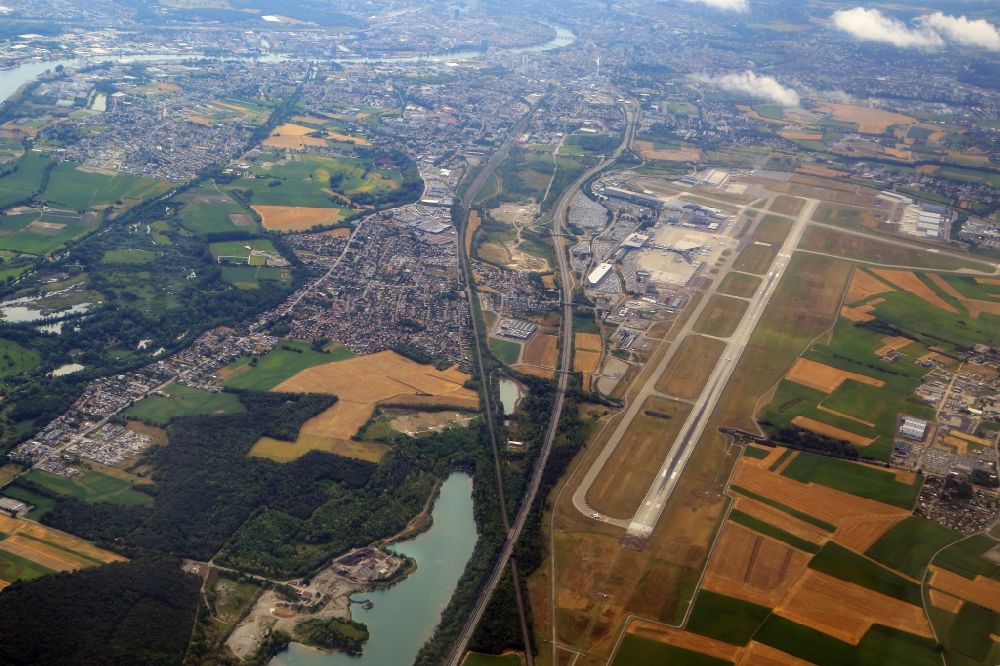 Luftaufnahme Saint-Louis - Blick über den Flughafen Euroairport Basel-Mulhouse-Freiburg in Saint-Louis in Grand Est, Frankreich nach Basel, Schweiz