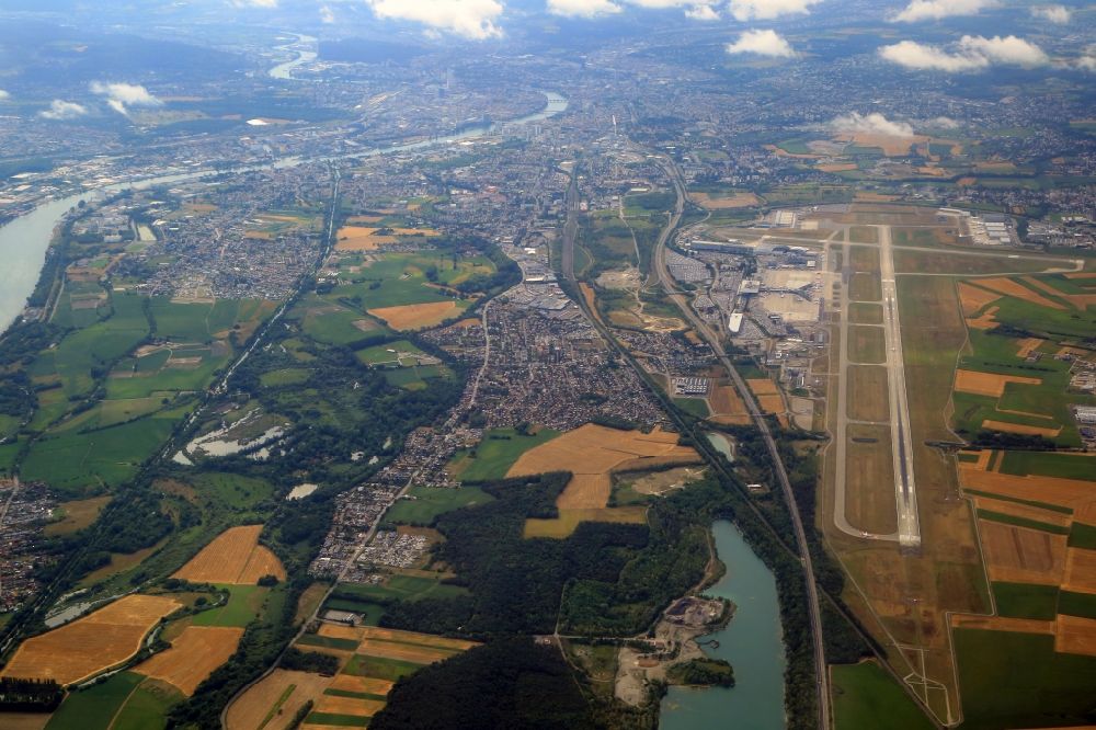 Saint-Louis von oben - Blick über den Flughafen Euroairport Basel-Mulhouse-Freiburg in Saint-Louis in Grand Est, Frankreich nach Basel, Schweiz