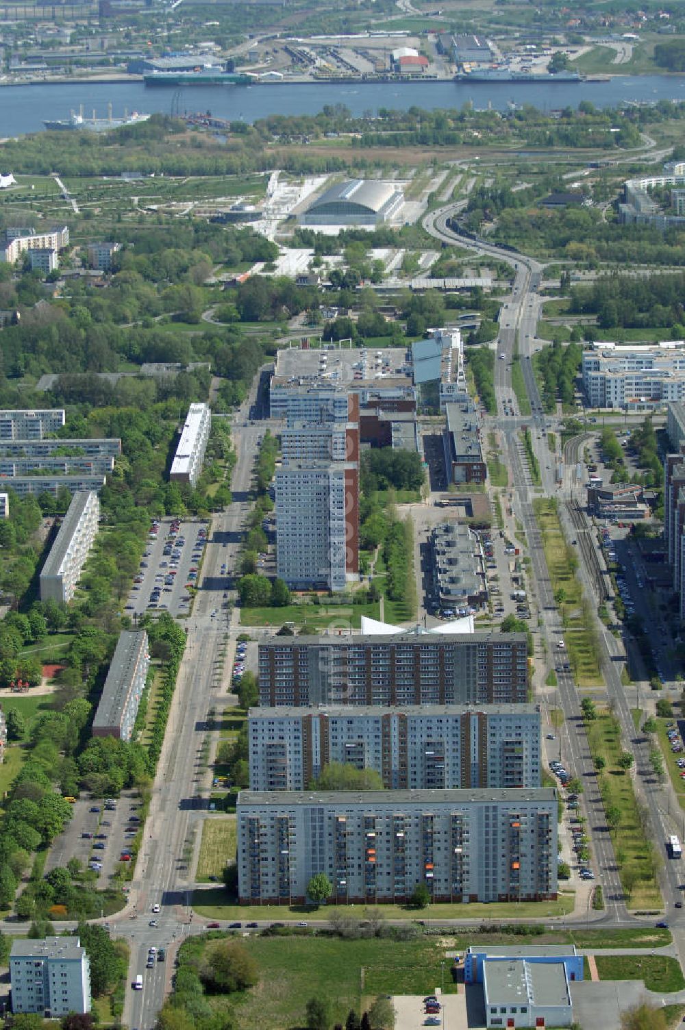 Luftbild Rostock - Blick über Rostocker Stadtteil Lütten Klein auf den Hafen