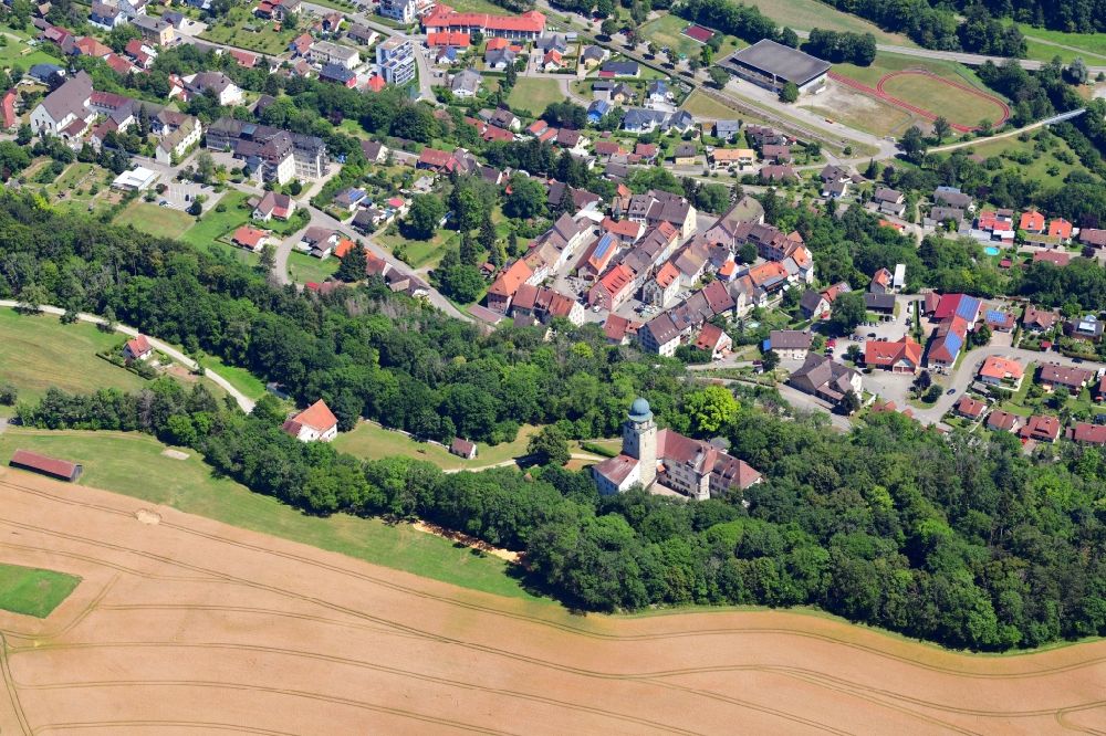 Luftaufnahme Stühlingen - Blick über das Schloss Hohenlupfen in den Stadtkern von Stühlingen im Bundesland Baden-Württemberg, Deutschland